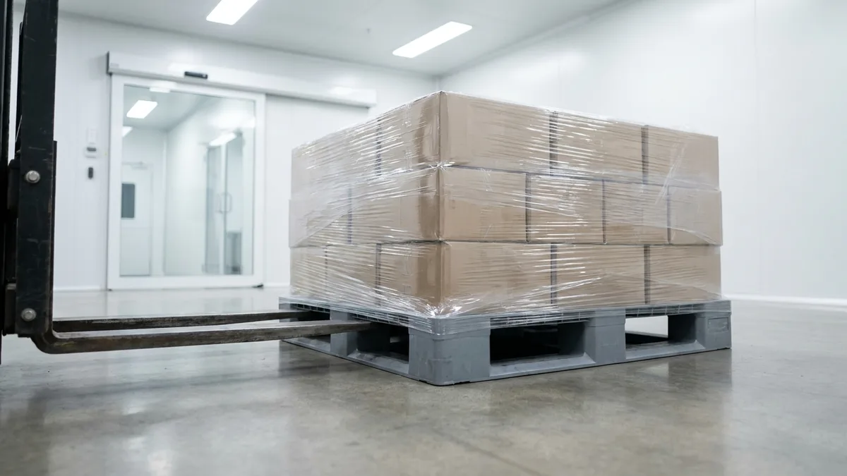 Light Weight Plastic Pallet in use