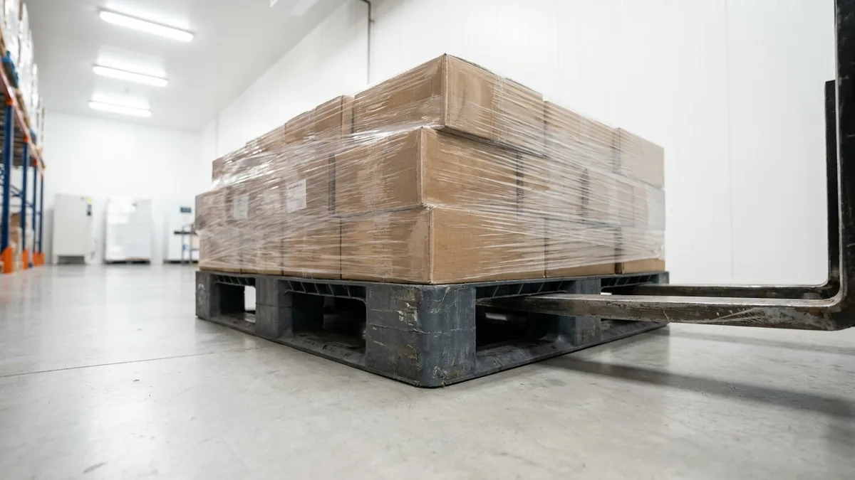 Heavy Duty Used Plastic Pallet in use